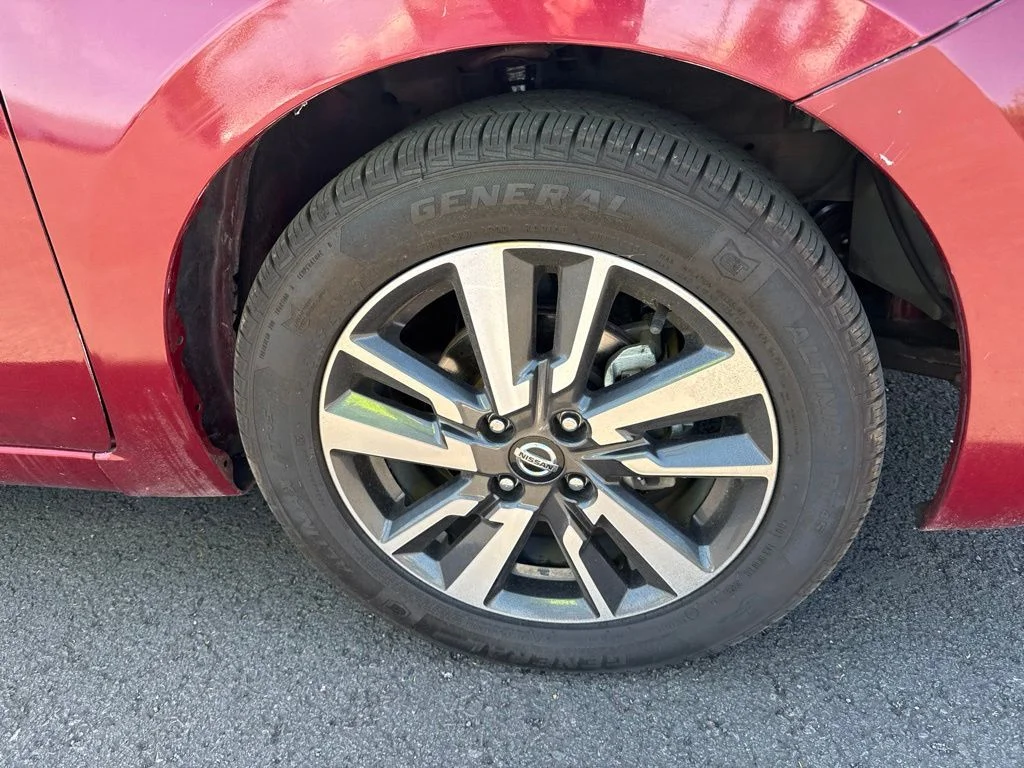 Used 2021 Pearl Metallic Nissan 1.6 SV image 24