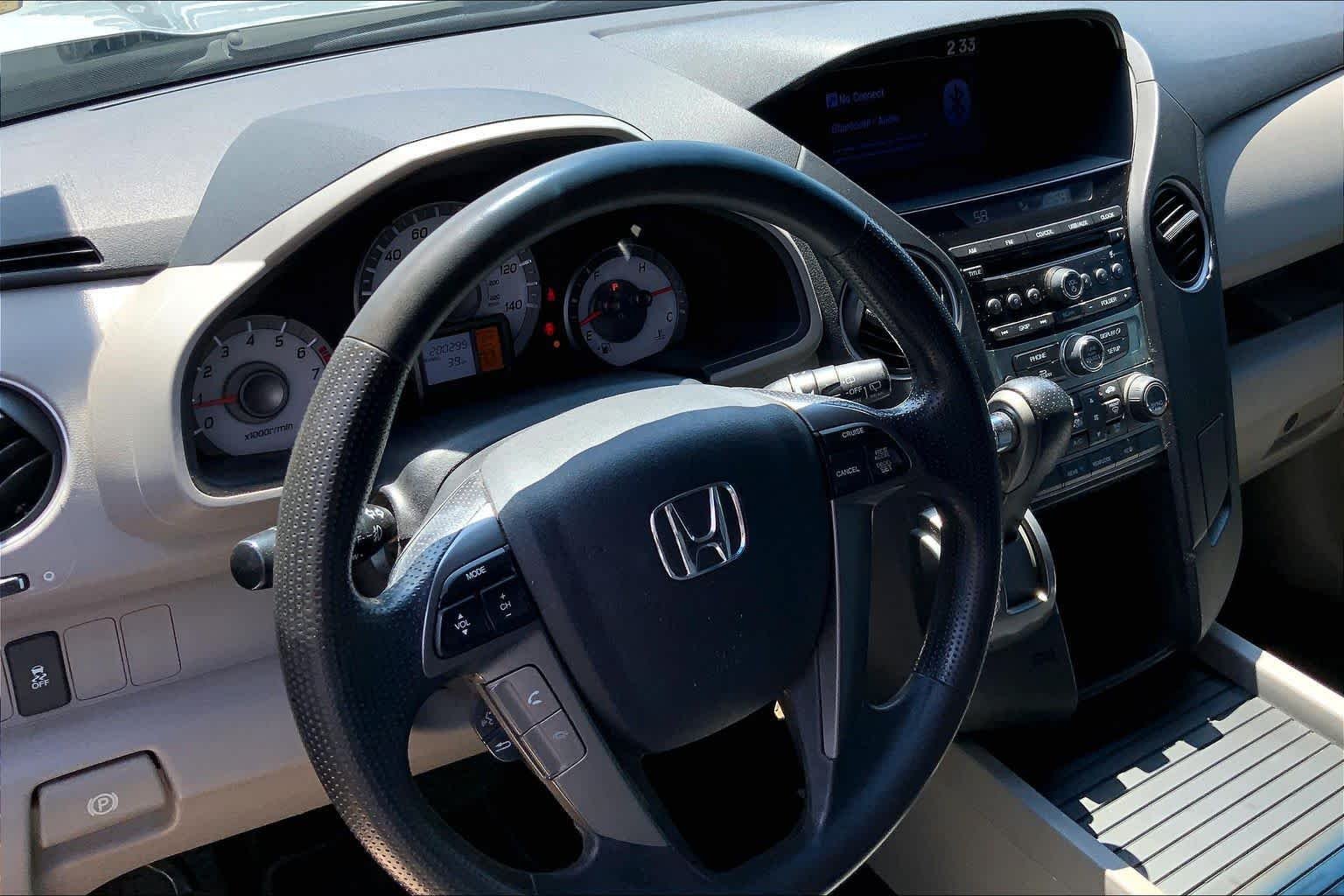 Used 2013 Alabaster Silver Metallic Honda EX image 17