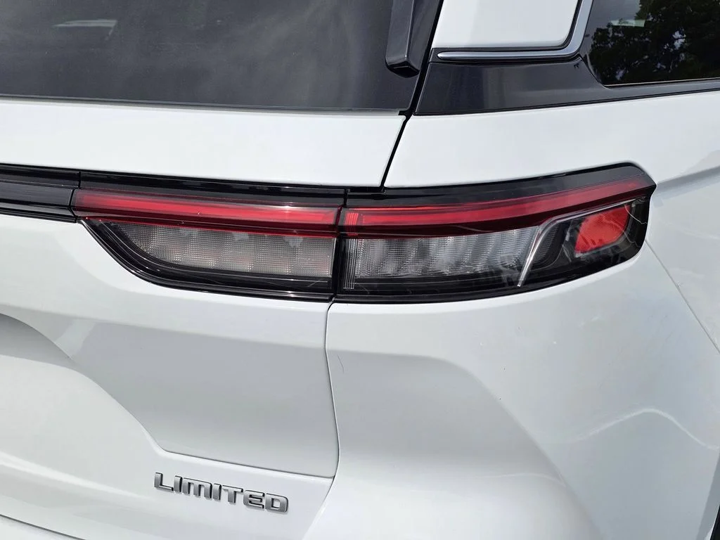 New 2026 Bright White Clear-Coat Exterior Paint Jeep Limited image 9