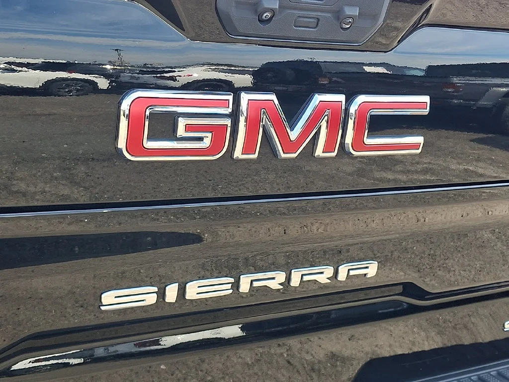 Used 2025 Onyx Black GMC SLT image 32