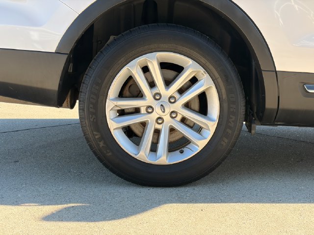 Used 2016 White Platinum Clearcoat Metallic Ford XLT image 12