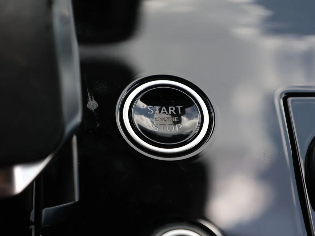 Used 2023 White Land Rover SE Dynamic image 29