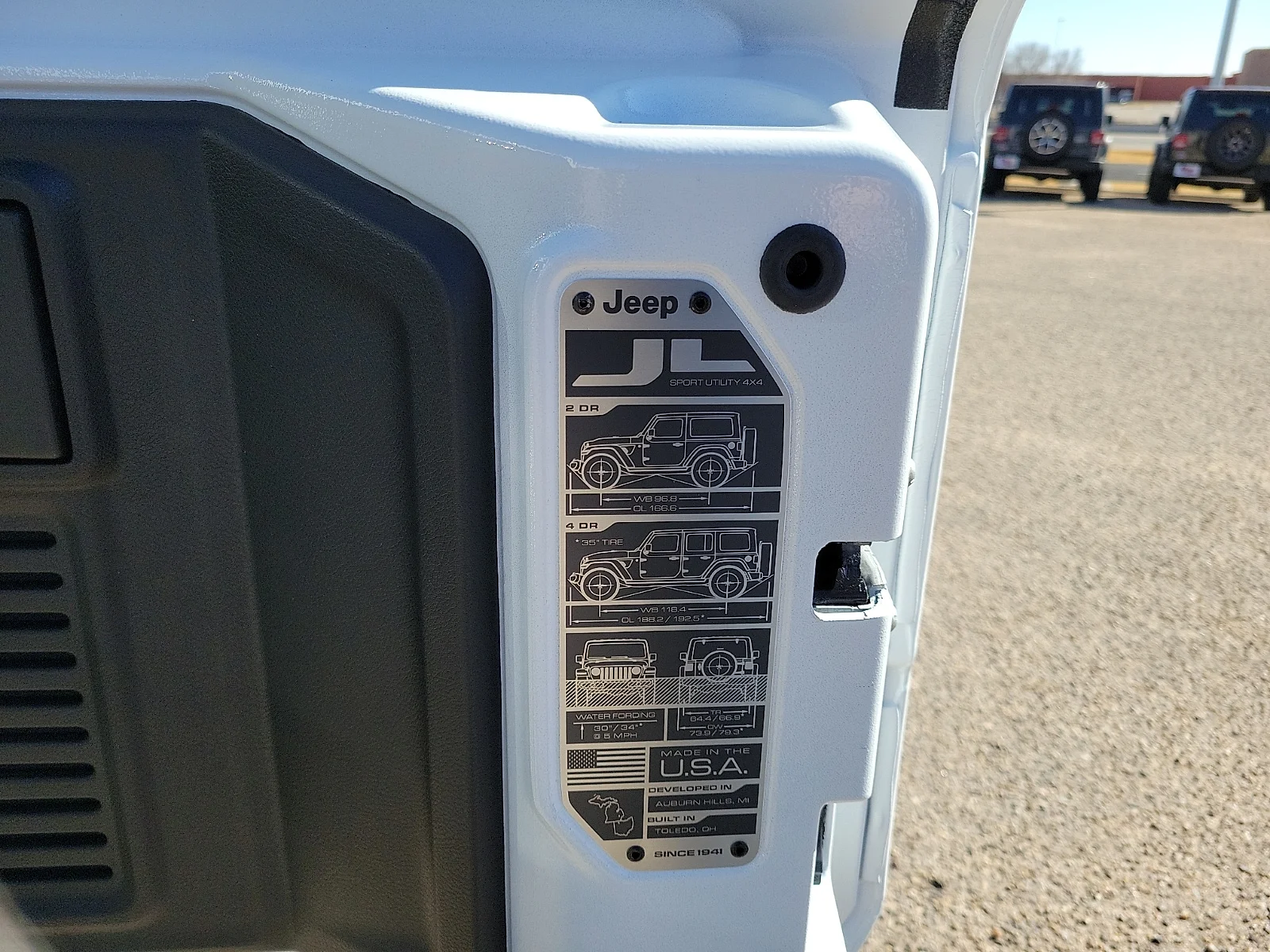 New 2026 PW7 Bright Whit Jeep 4-DOOR SAHARA image 8