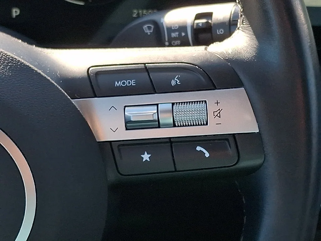 Used 2025 White Pearl Hyundai SEL Convenience image 24