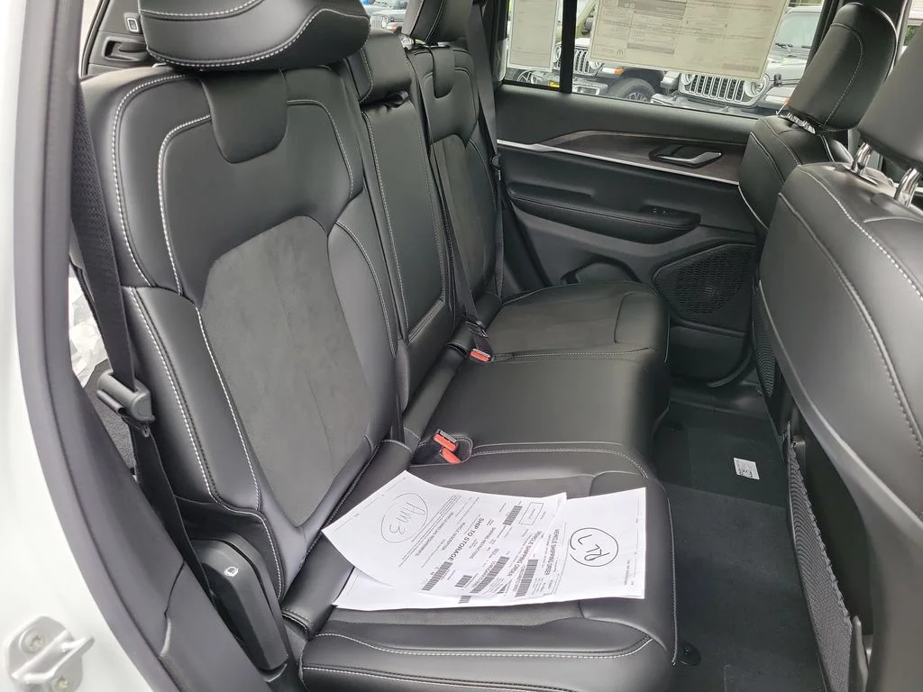 New 2026 Bright White Clear-Coat Exterior Paint Jeep Altitude image 15