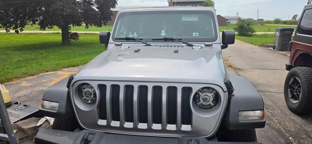 Used 2020 Silver Jeep Unlimited Sport S image 2