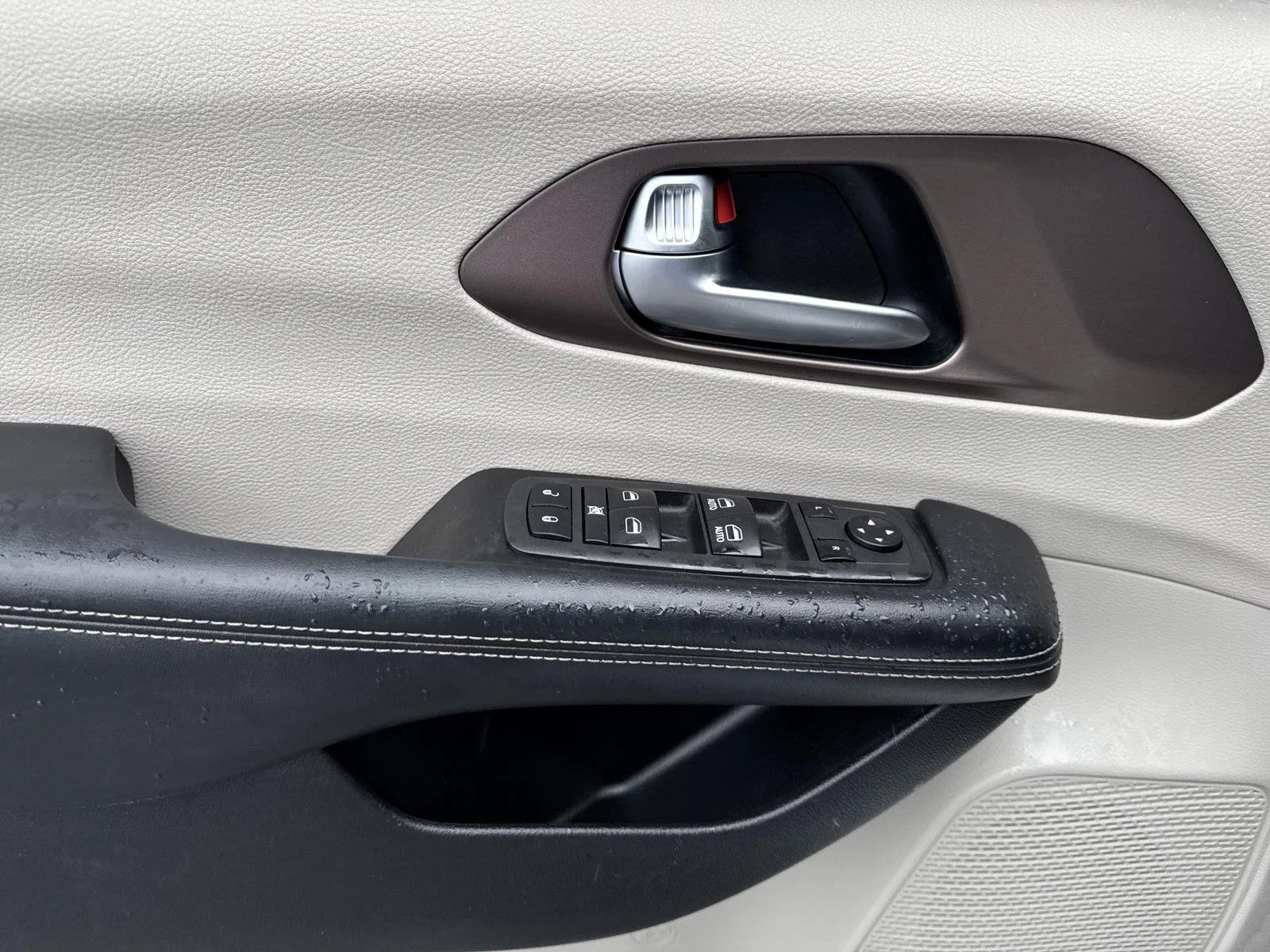 Used 2022 Bright White Clearcoat Chrysler LX image 17