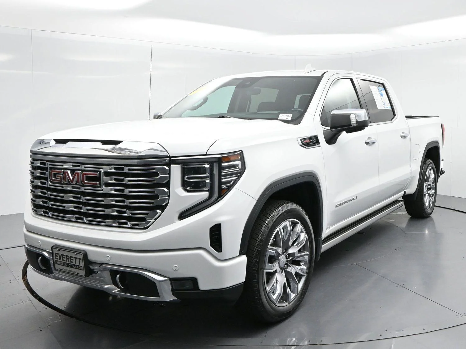 Used 2023 Summit White GMC Denali image 3