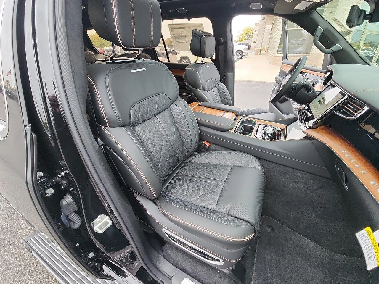 New 2023 Diamond Black Crystal Pearl-Coat Exterior Paint Jeep Series III image 26