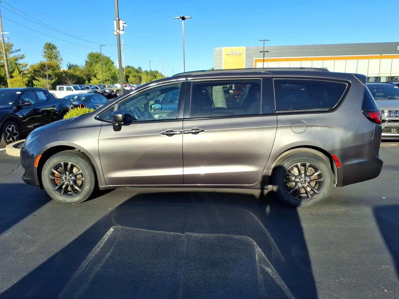 Used 2020 Granite Crystal Metallic Clearcoat Chrysler Launch Edition image 4