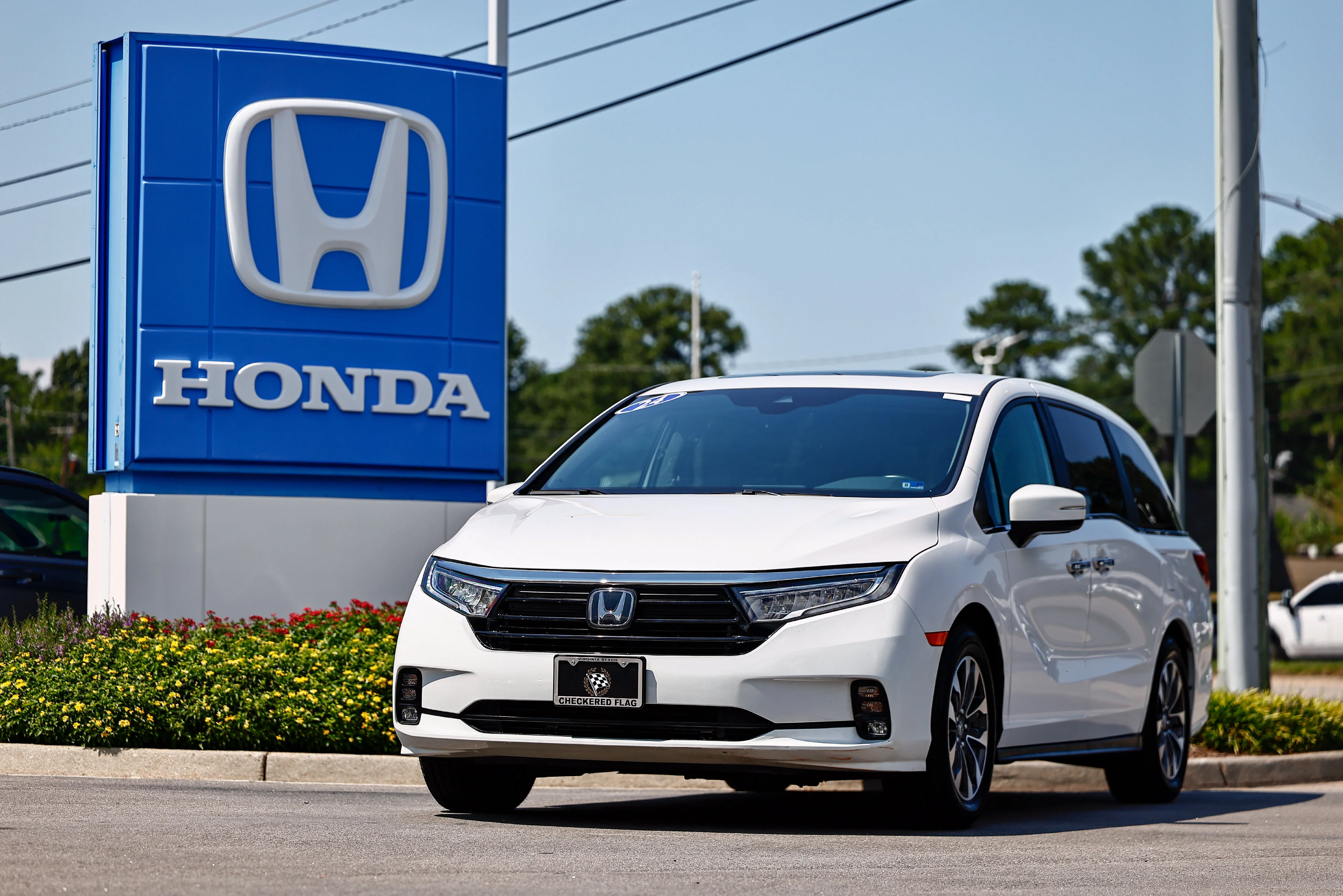 Used 2024 Platinum White Pearl Honda EX-L image 1