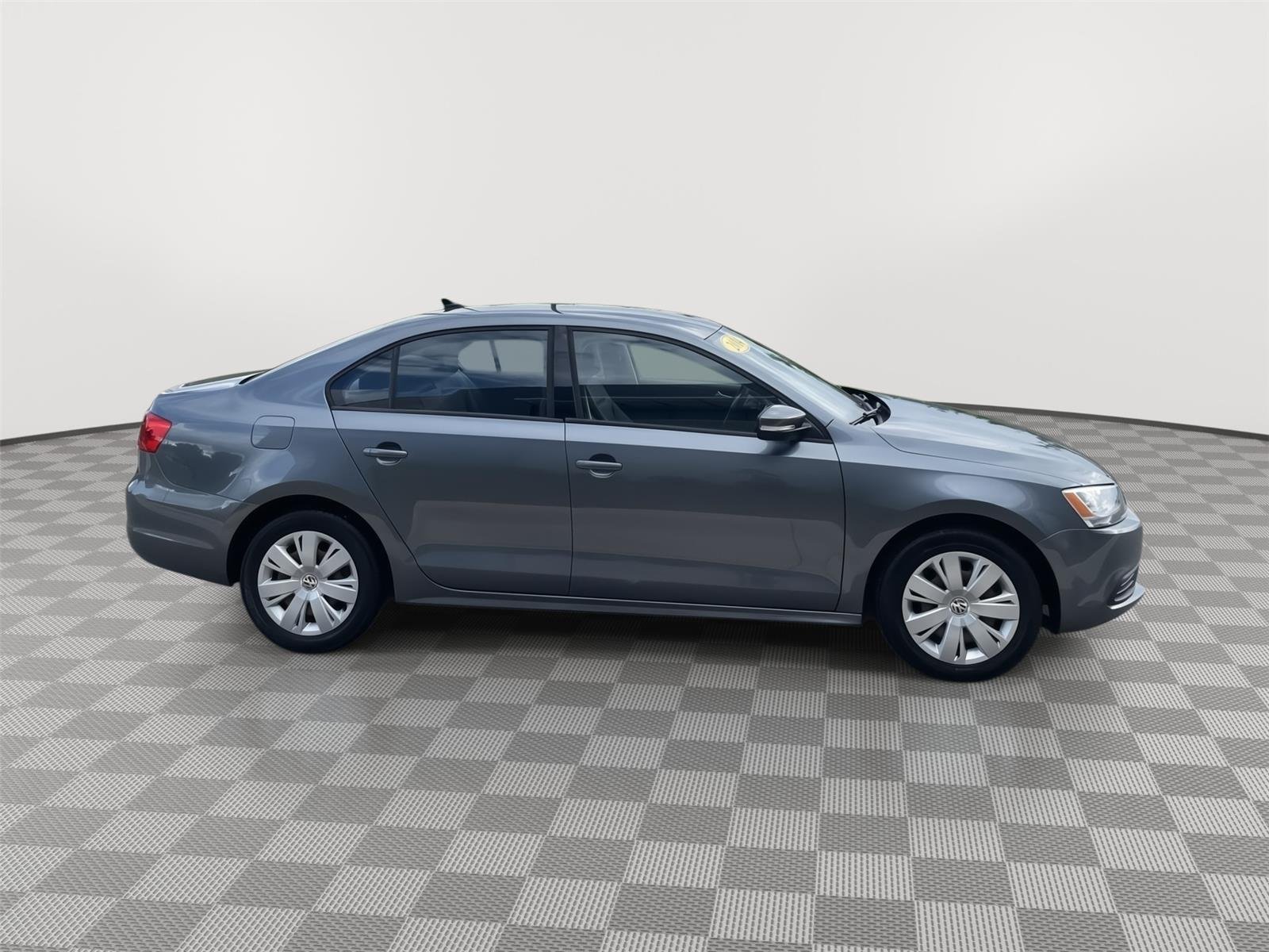 Used 2014 Platinum Gray Metallic Volkswagen SE image 3