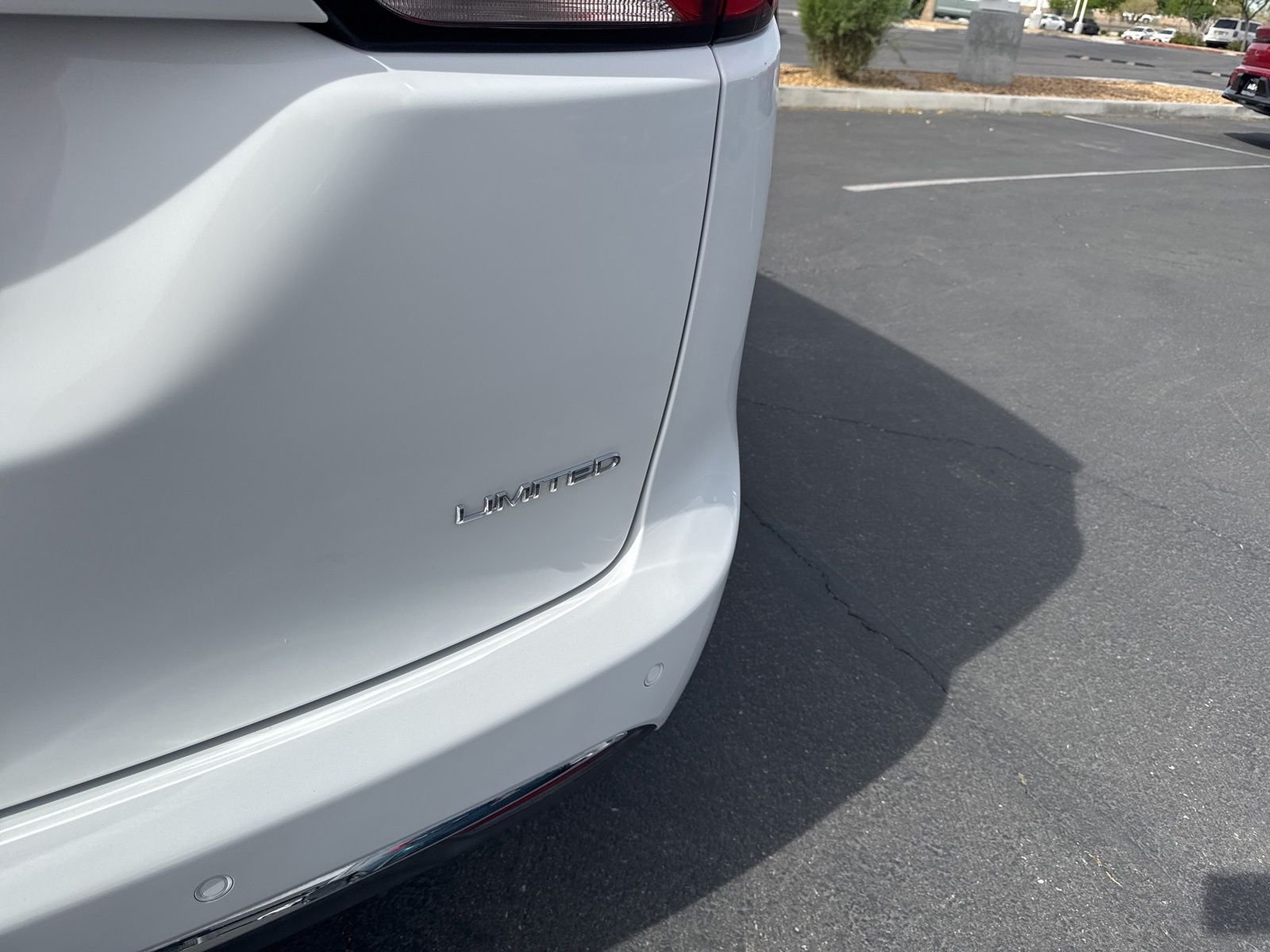 Used 2020 Bright White Clearcoat Chrysler Limited image 9
