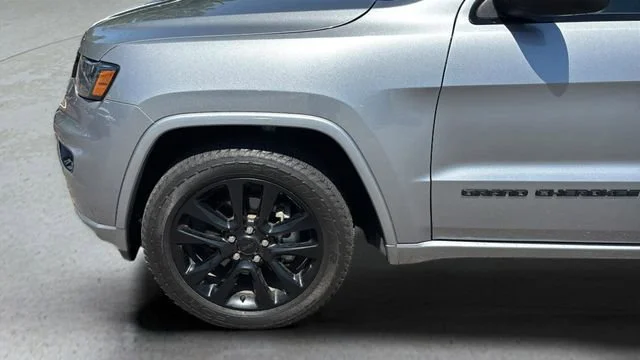 Used 2019 Silver Jeep Altitude 4x4 image 31