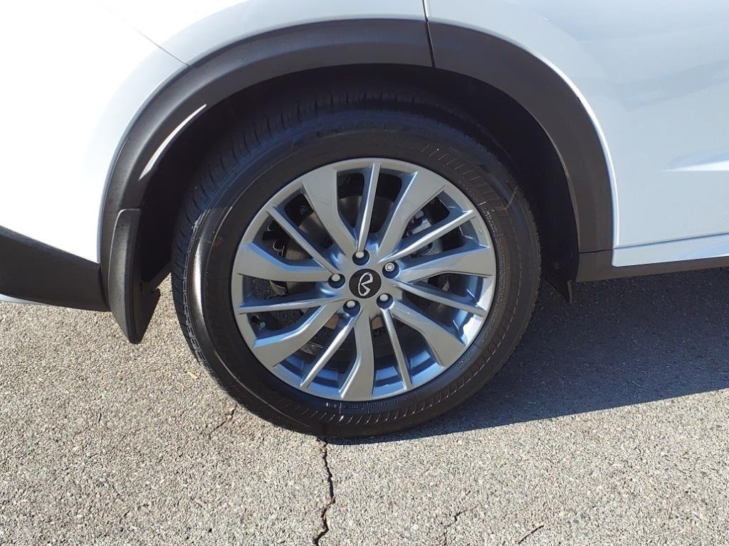 Used 2024 Radiant White INFINITI LUXE image 23
