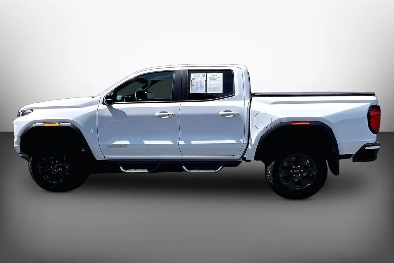 Used 2025 White GMC Elevation image 5