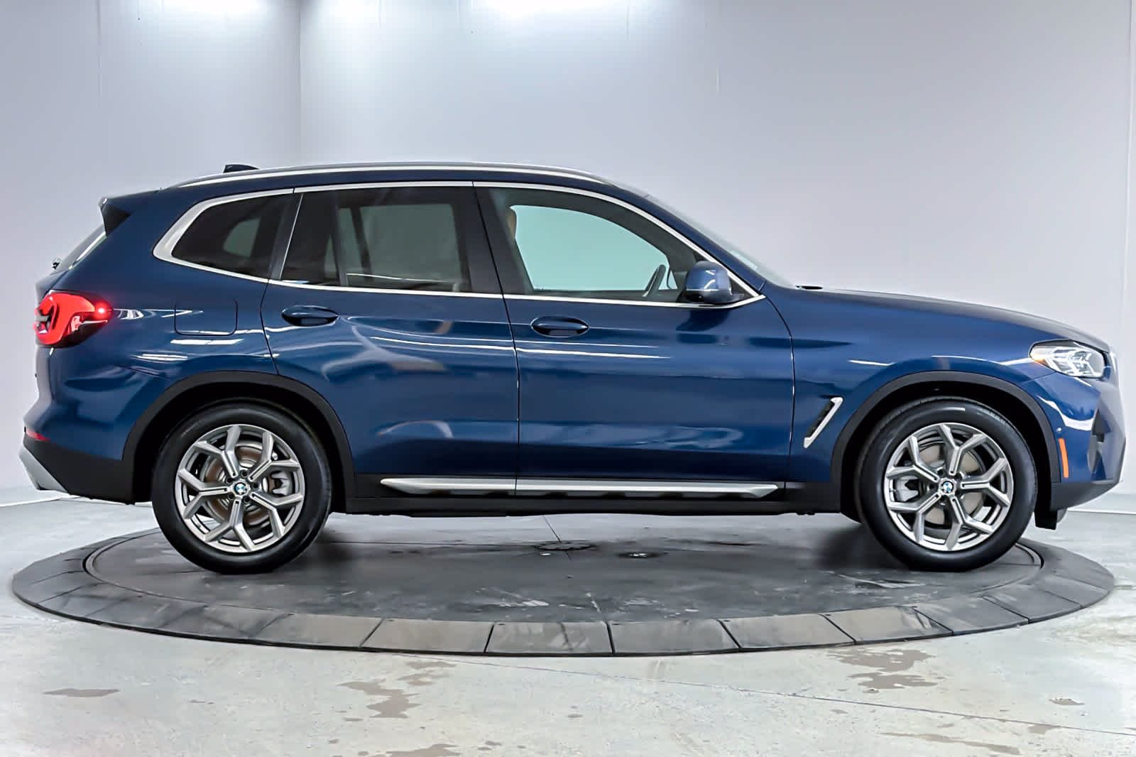 Used 2024 Phytonic Blue Metallic BMW sDrive30i image 8