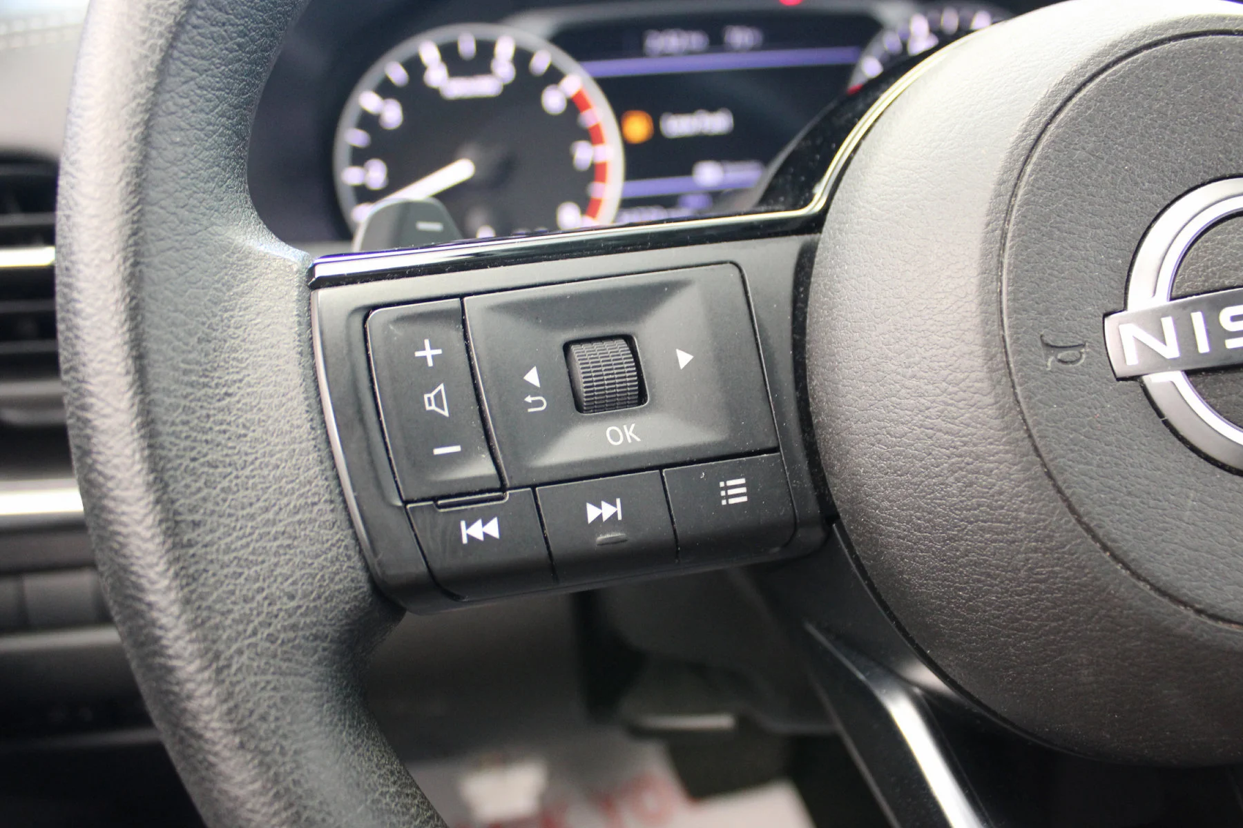 Used 2023 Brilliant Silver Metallic Nissan AWD SV image 7