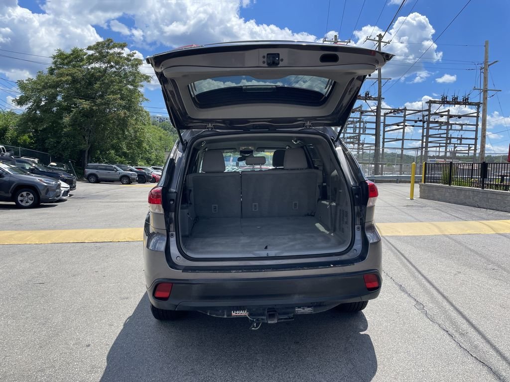 Used 2018 Gray Toyota LE image 13
