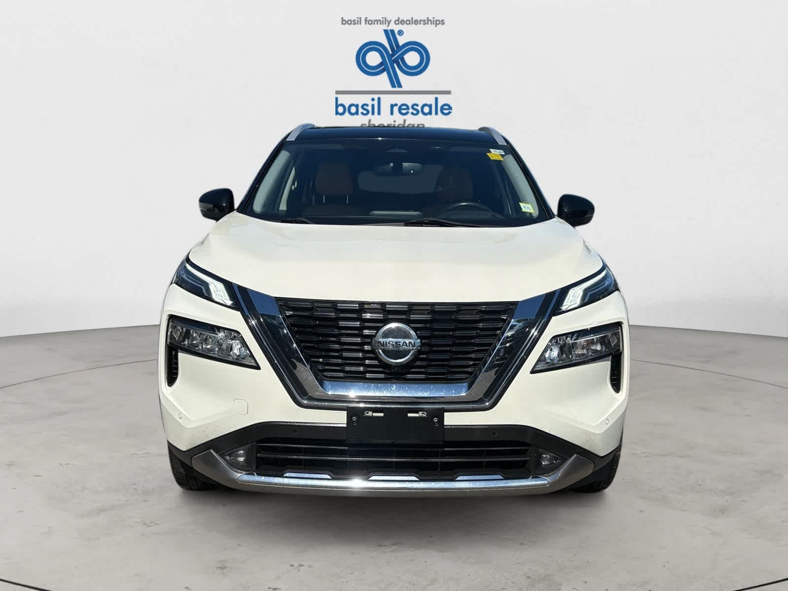 Used 2021 Pearl White Tricoat/Super Black Nissan Platinum image 10
