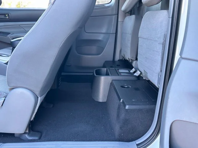 Used 2013 White Toyota Base image 20