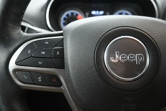 Used 2019 Billet Silver Metallic Clearcoat Jeep Latitude image 25