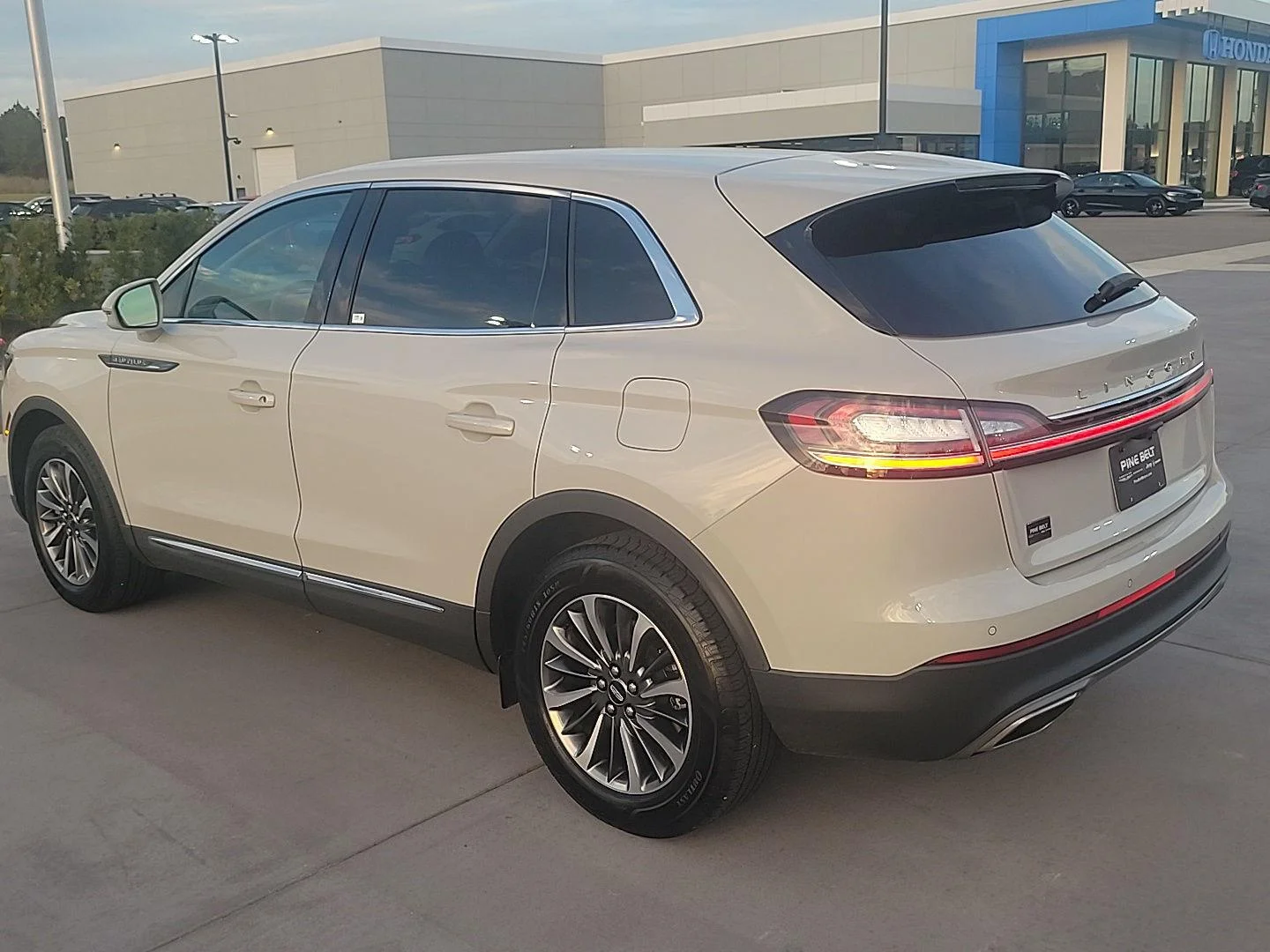 Used 2021 Ceramic Pearl Lincoln Standard image 13