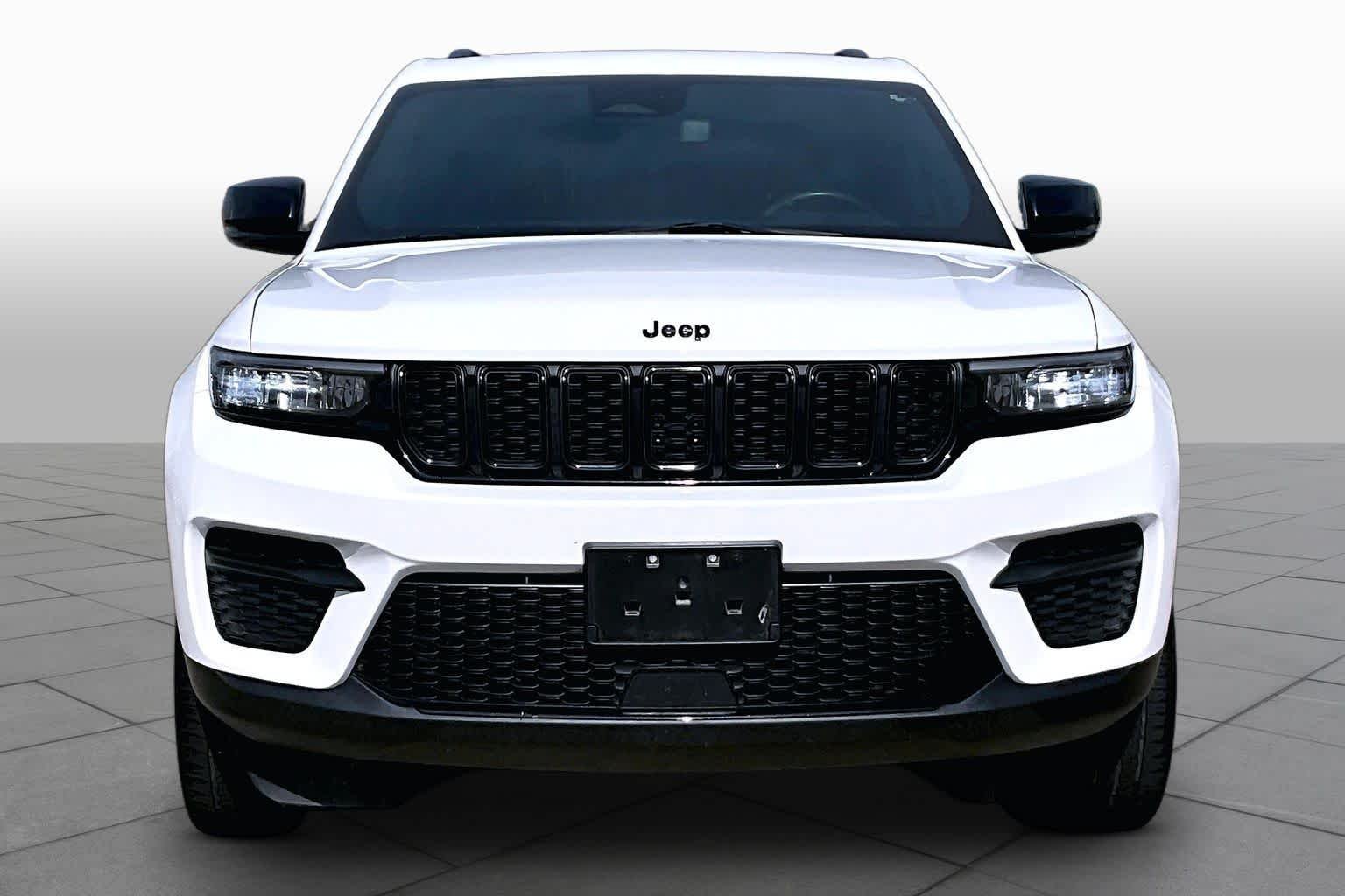 Used 2022 Bright White Clearcoat Jeep Altitude image 4