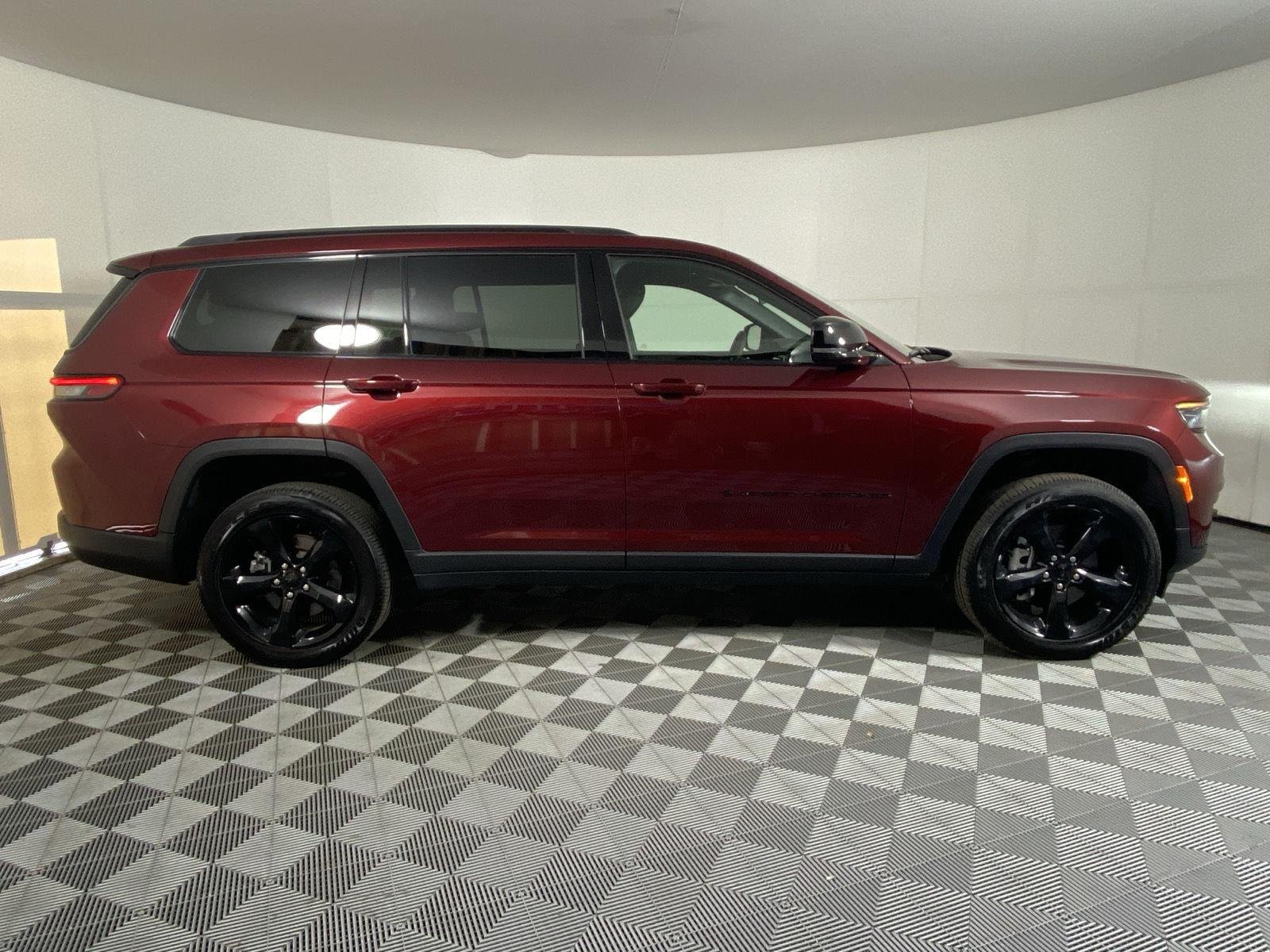 Used 2025 Velvet Red Pearlcoat Jeep Altitude image 10