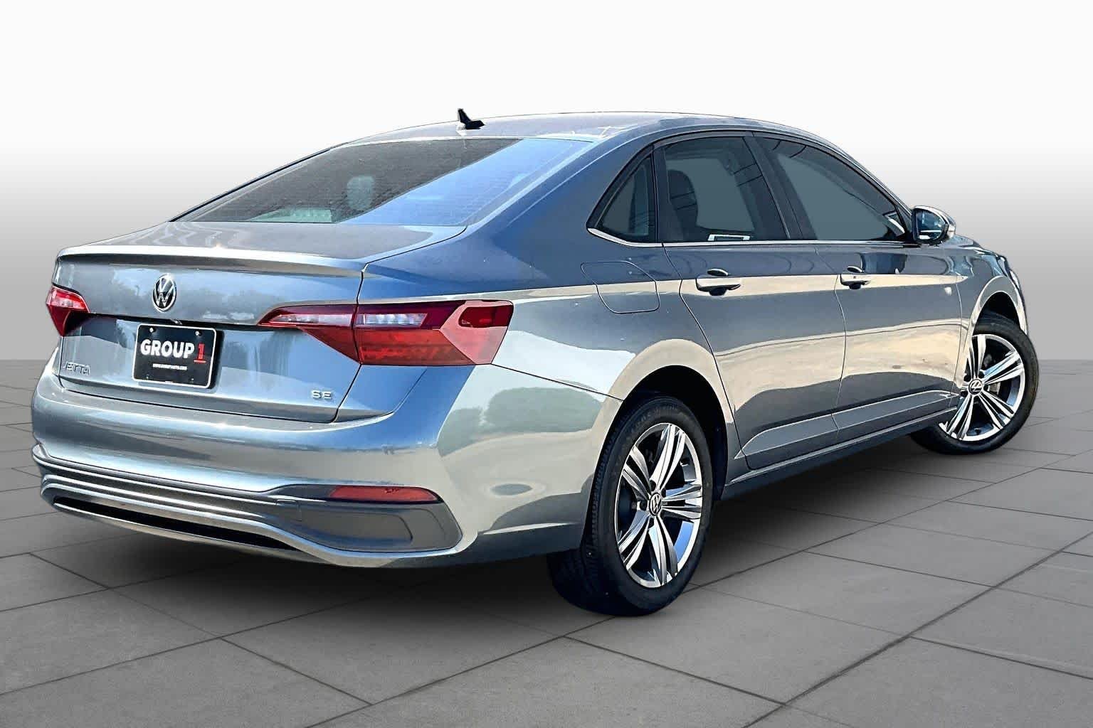 Used 2022 Platinum Gray Metallic Volkswagen SE image 12