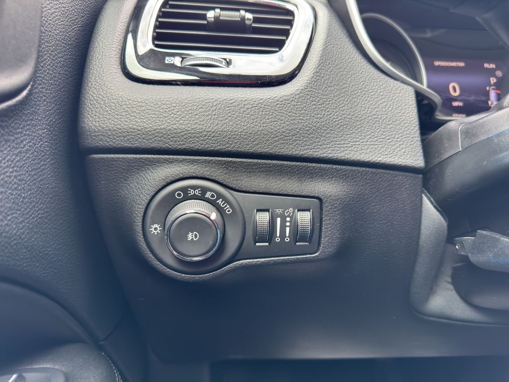 Used 2019 Granite Crystal Met Jeep Altitude image 23
