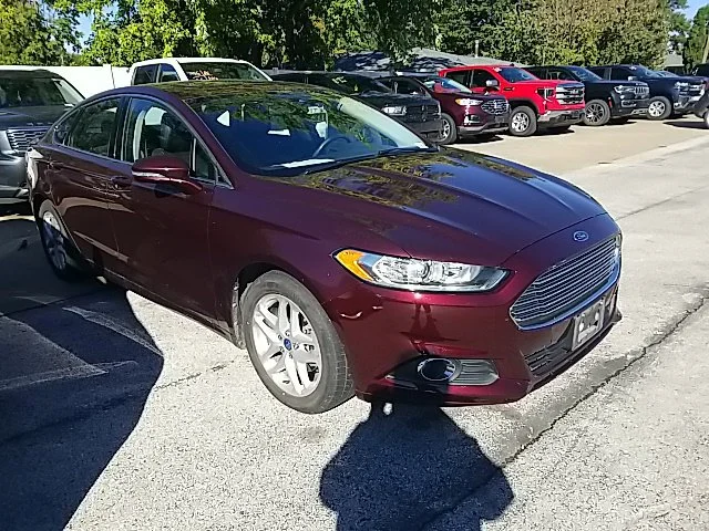 Used 2013 Red Ford SE image 2