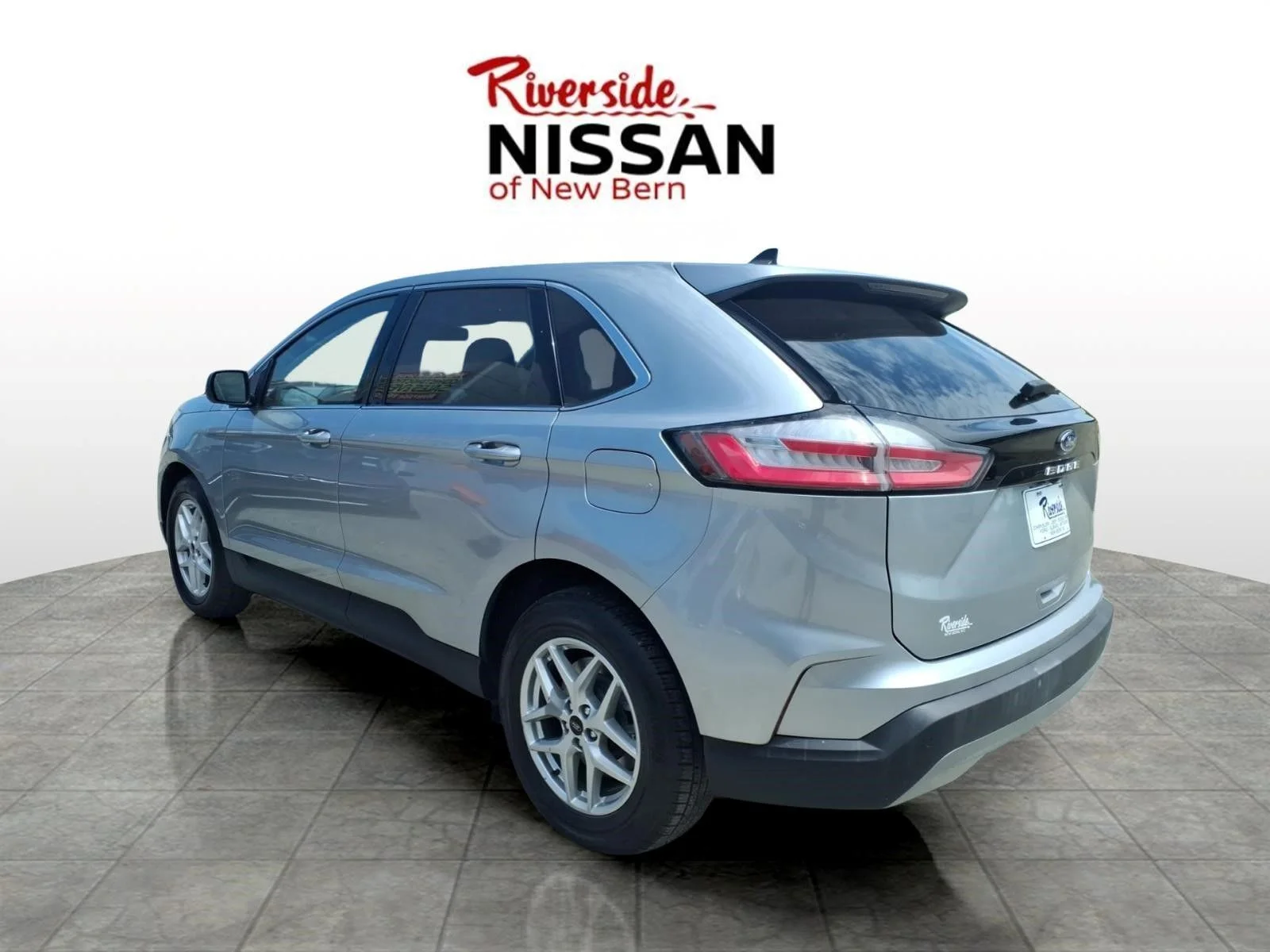 Used 2024 Silver Ford SEL image 4