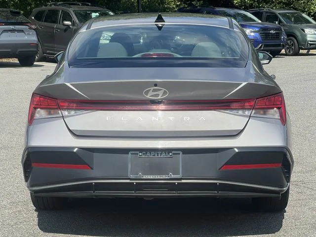 Used 2025 Silver Hyundai SEL Convenience image 12