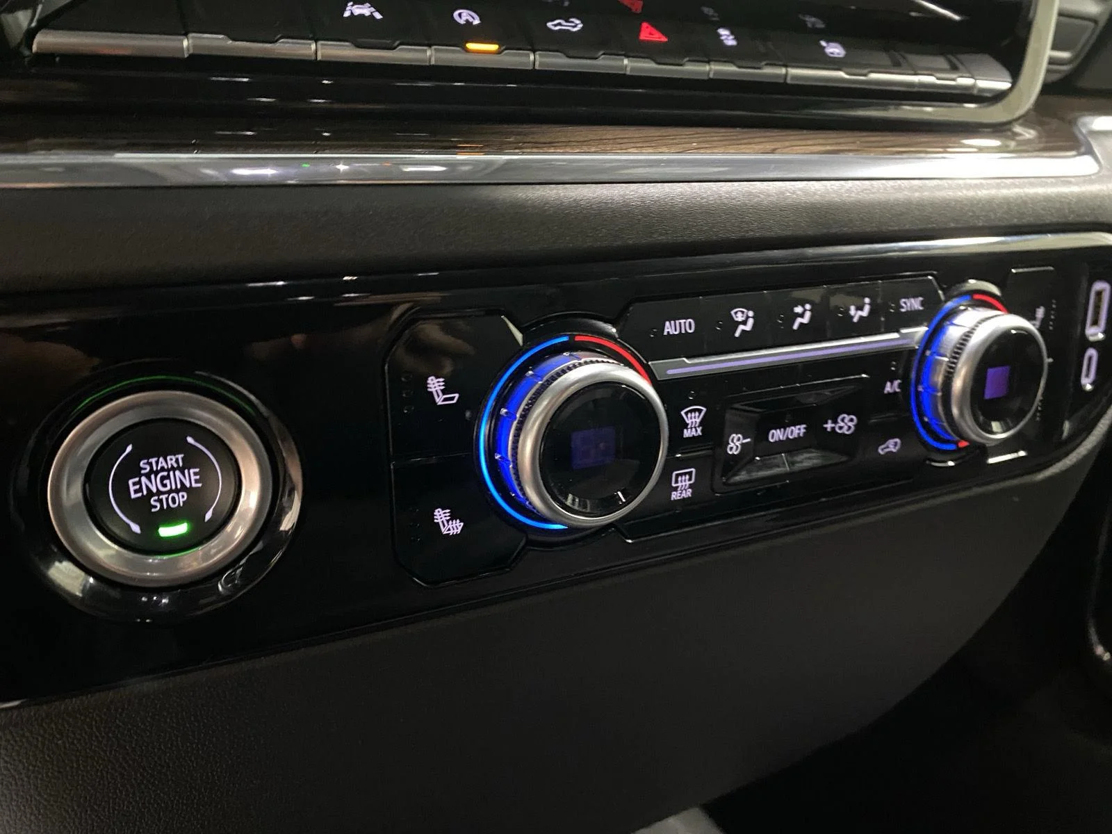 Used 2024 Dynamic Blue Metallic GMC Elevation image 17