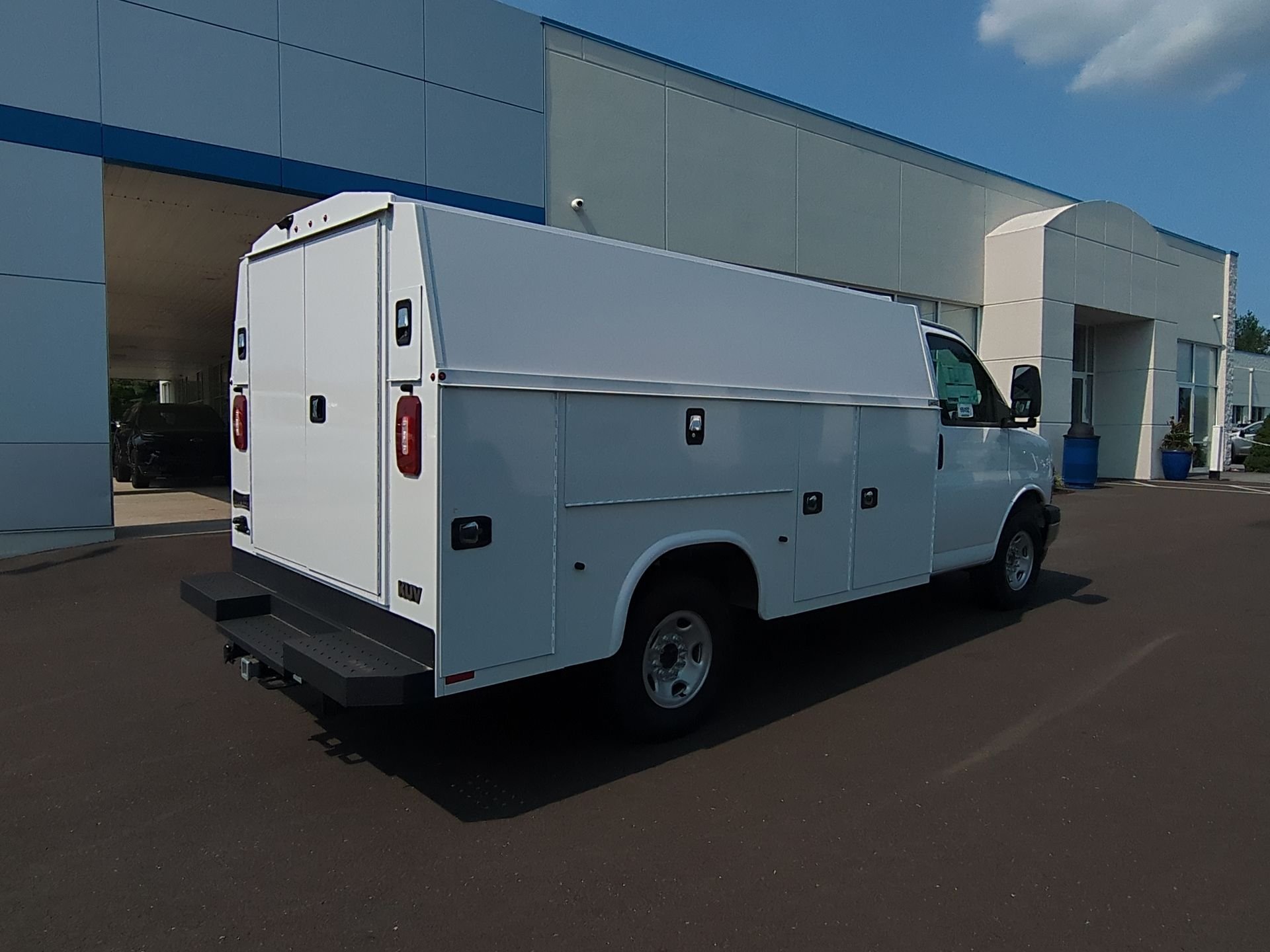 New 2025 Summit White Chevrolet 1WT image 42
