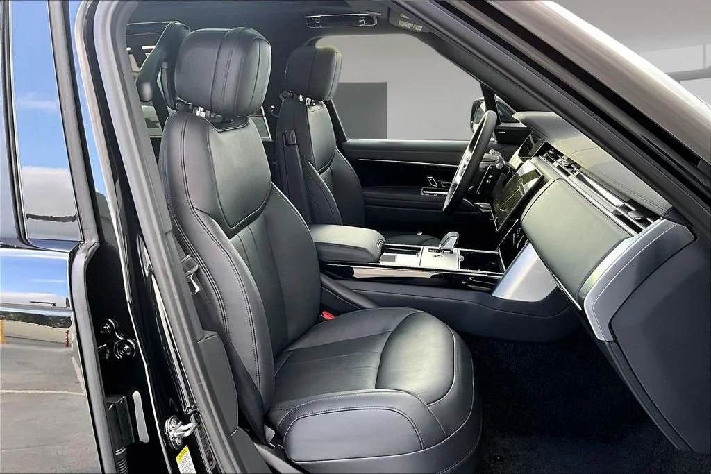 New 2026 Santorini Black LAND ROVER SE image 11