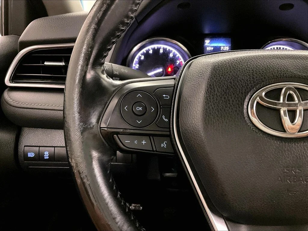 Used 2020 White Toyota SE image 22