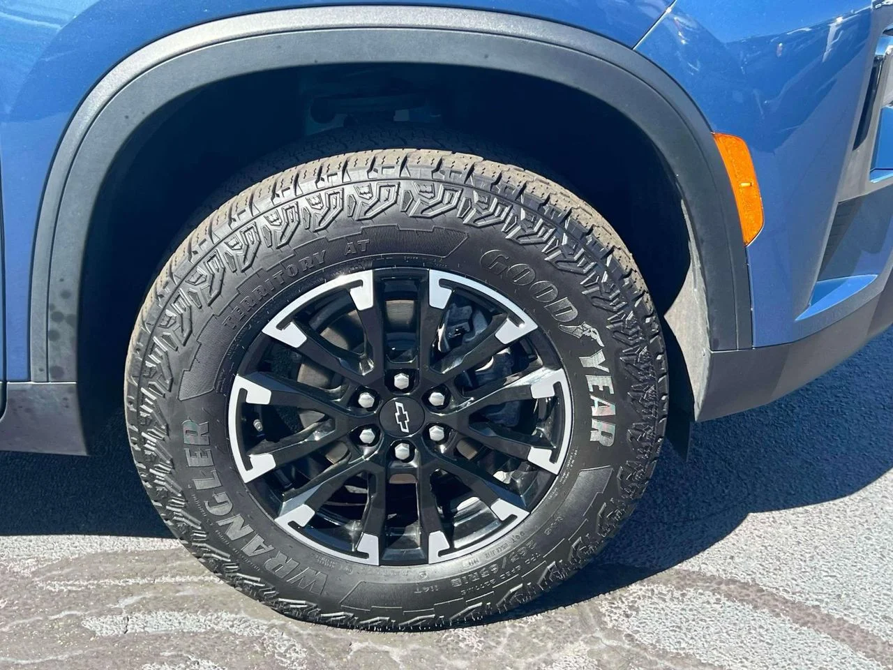 Used 2024 Lakeshore Blue Metallic Chevrolet AWD Z71 image 12