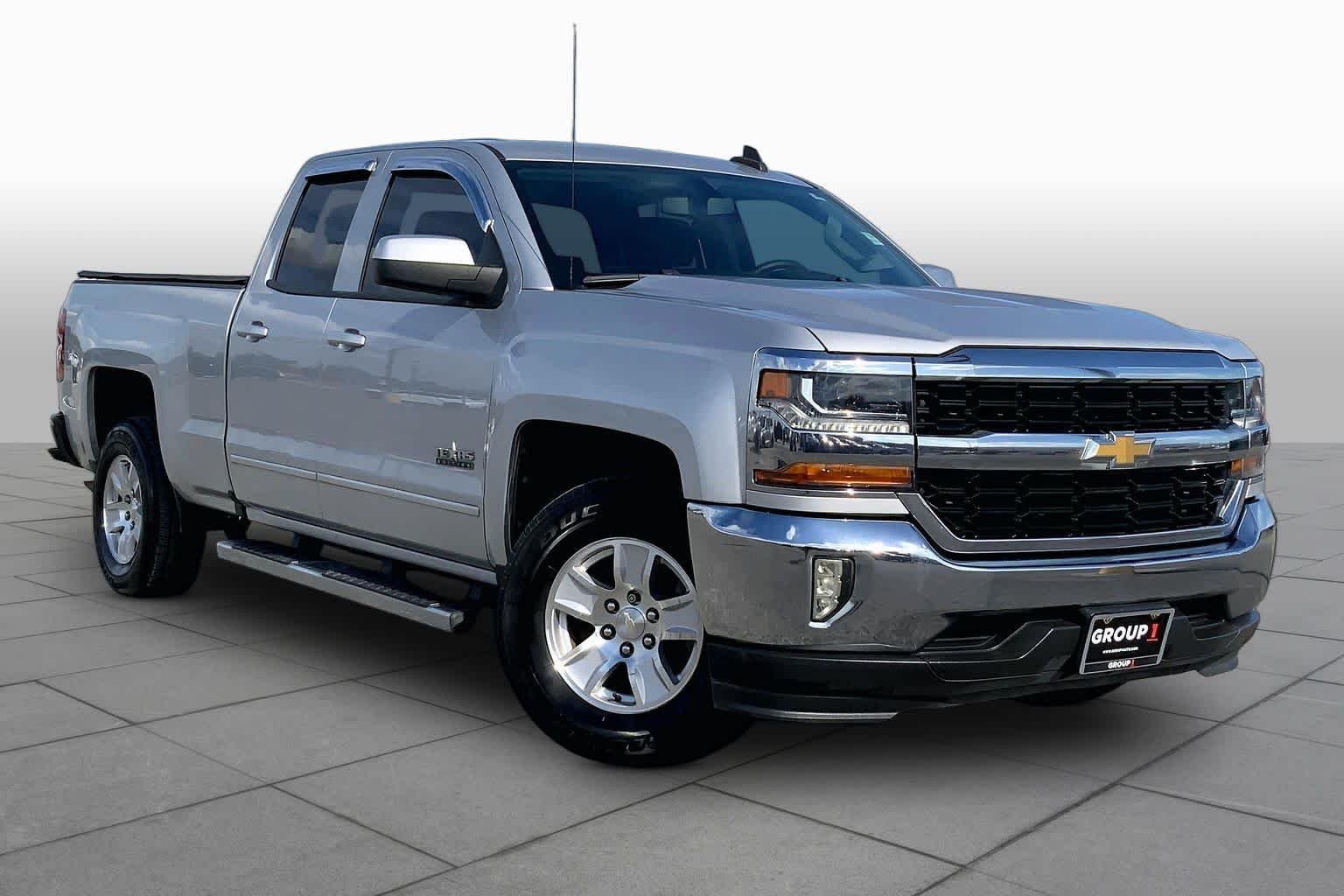 Used 2017 Silver Ice Metallic Chevrolet LT image 3