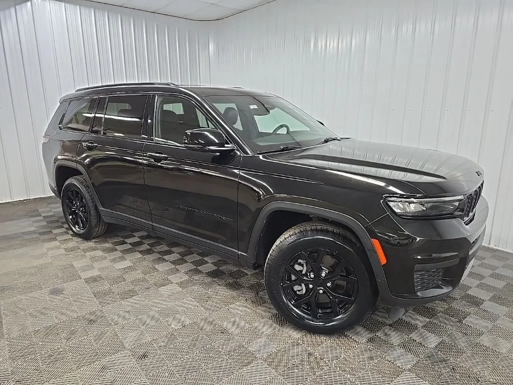 Used 2024 Black Jeep Altitude image 7