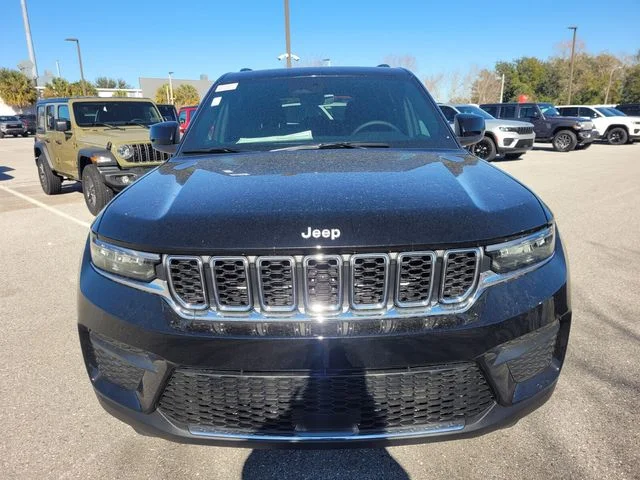 New 2025 Diamond Black Crystal Pearl-Coat Exterior Paint Jeep Laredo image 18