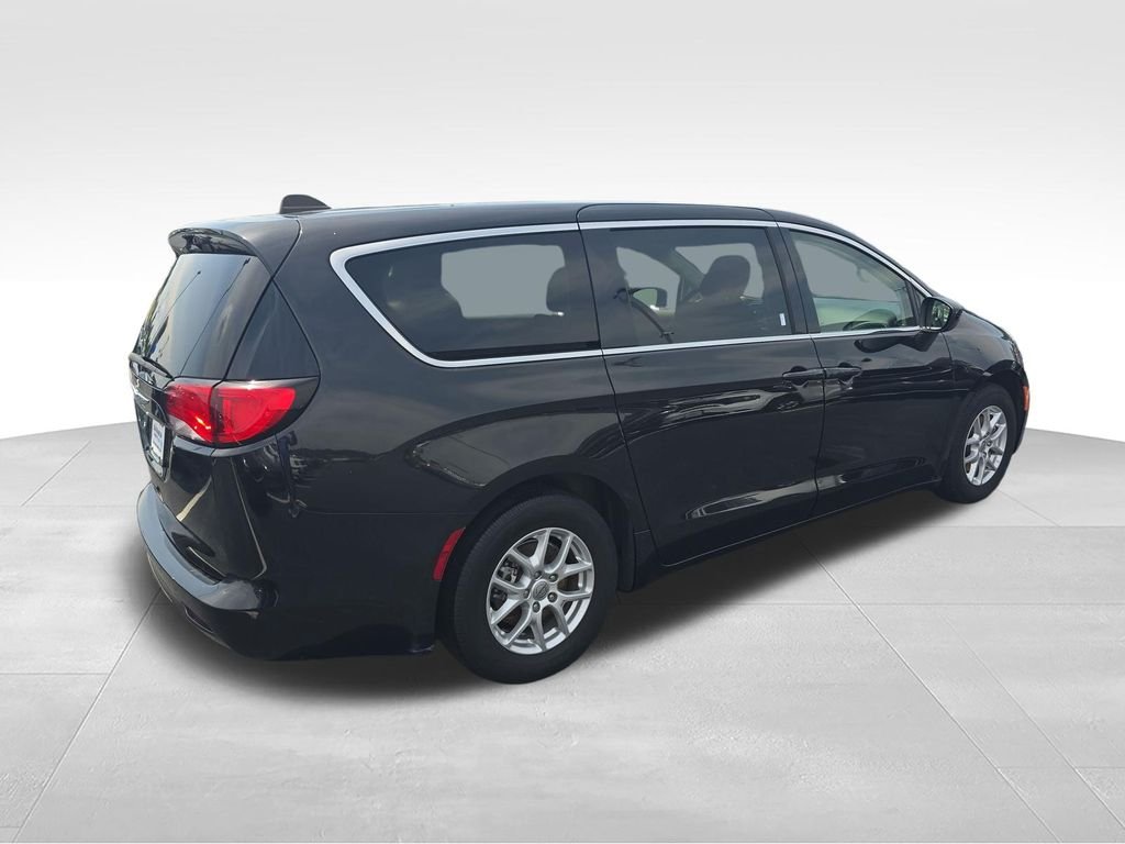 Used 2023 Black Chrysler LX image 5