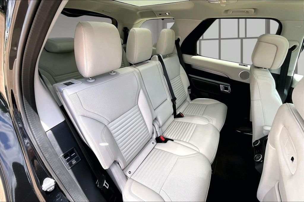 Used 2025 Black Land Rover Dynamic SE image 27