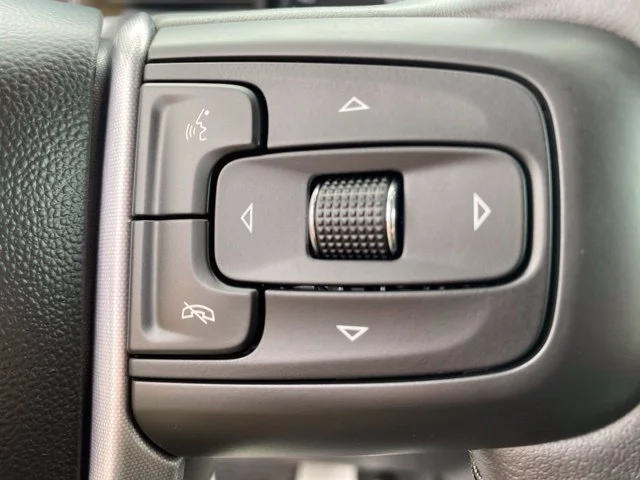 Used 2022 White GMC SLT image 18