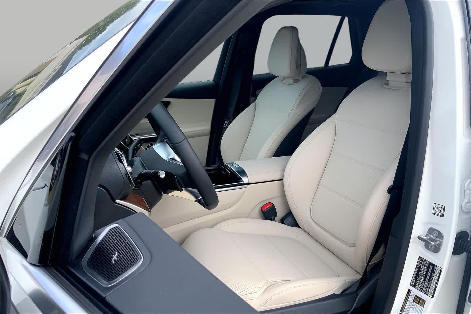 New 2027 Polar White Mercedes-Benz GLC 300 image 9
