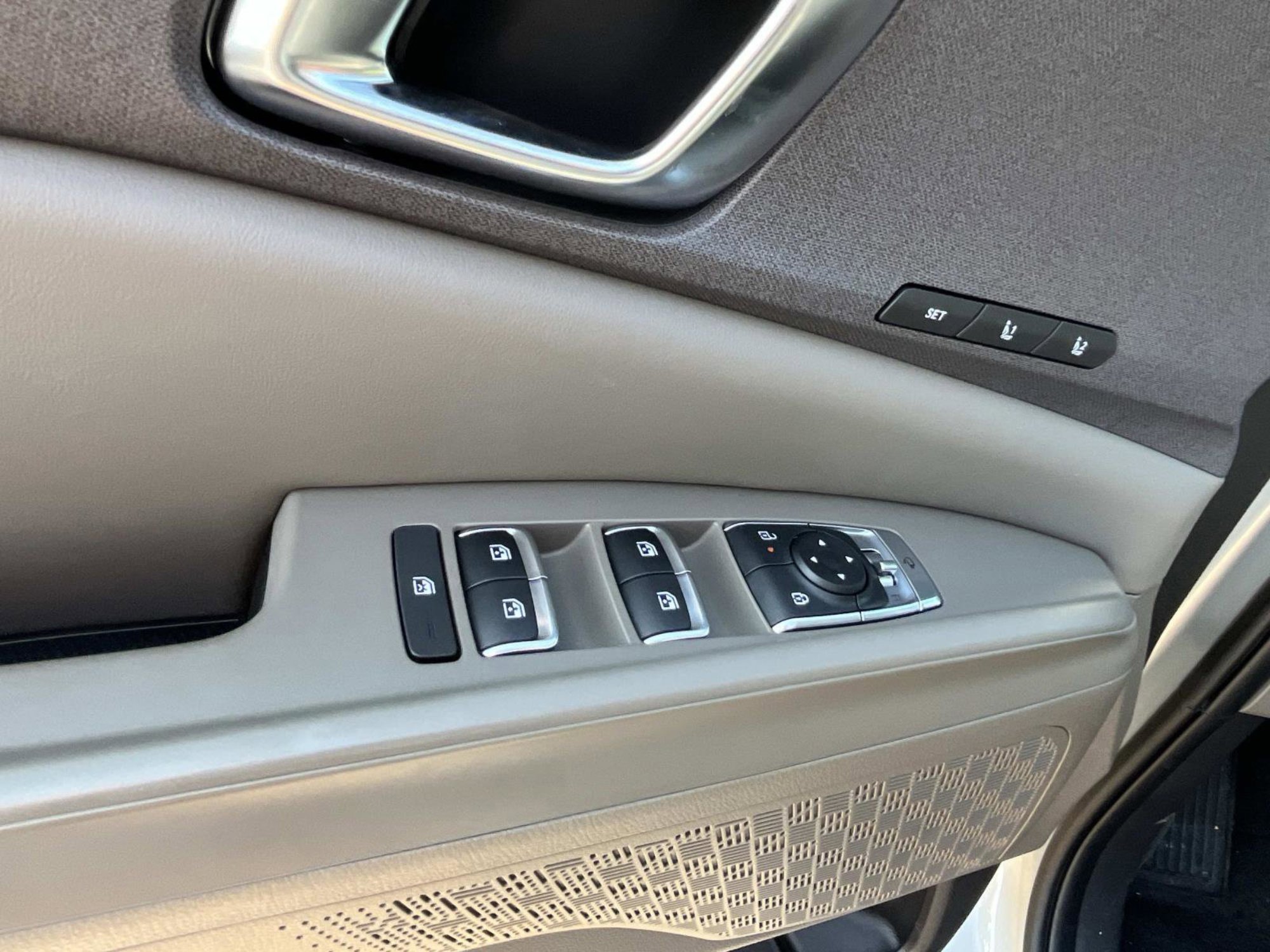 New 2026 Ivory Silver Kia EX image 20