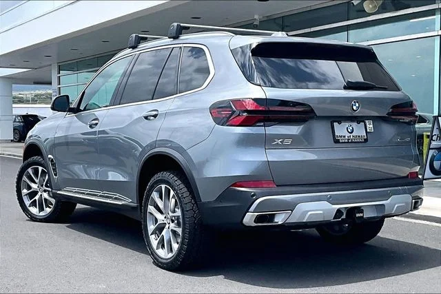 New 2026 Skyscraper Grey Metallic BMW xDrive40i image 3