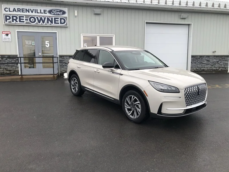 Used 2024 Silver Lincoln Premiere image 2