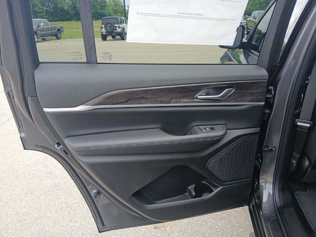 New 2026 Baltic Gray Metallic Clear-Coat Exterior Paint Jeep Laredo image 34